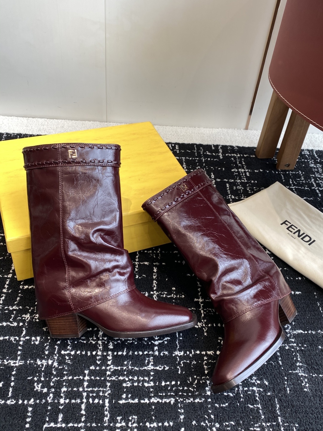 🆕25ss Fendi 木纹粗跟裤筒靴/方头靴Fendi 认清包装高配版本,低端勿比。
芬迪𝗙𝗘𝗡𝗗𝗜.