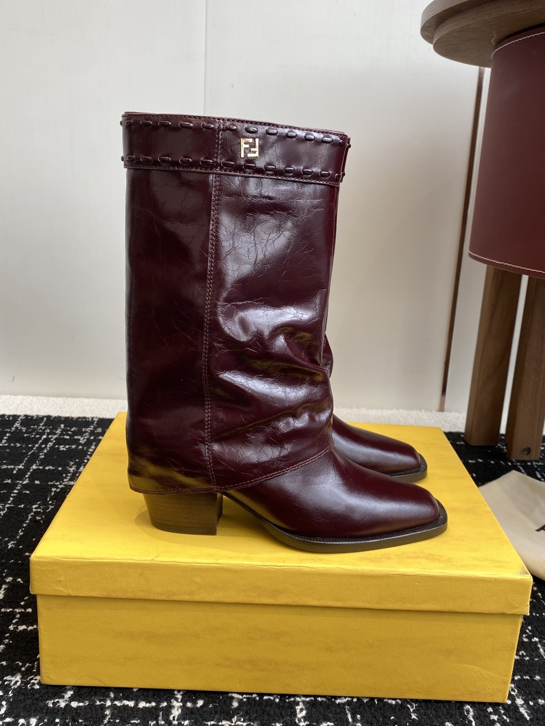 🆕25ss Fendi 木纹粗跟裤筒靴/方头靴Fendi 认清包装高配版本,低端勿比。
芬迪𝗙𝗘𝗡𝗗𝗜.