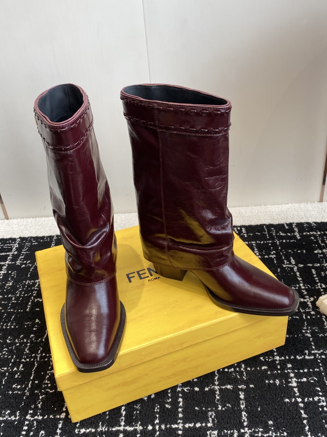 🆕25ss Fendi 木纹粗跟裤筒靴/方头靴Fendi 认清包装高配版本,低端勿比。
芬迪𝗙𝗘𝗡𝗗𝗜.