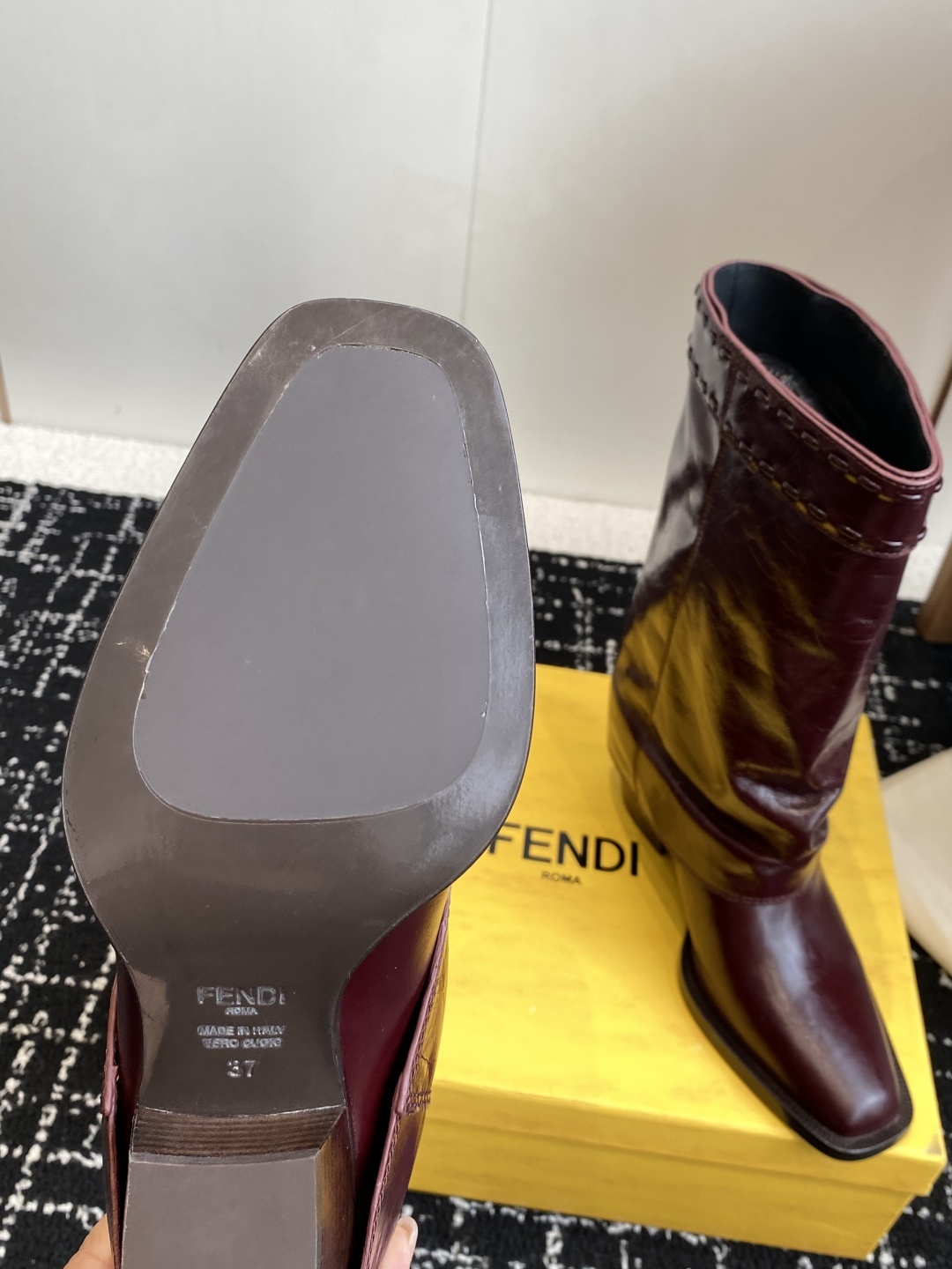 🆕25ss Fendi 木纹粗跟裤筒靴/方头靴Fendi 认清包装高配版本,低端勿比。
芬迪𝗙𝗘𝗡𝗗𝗜.