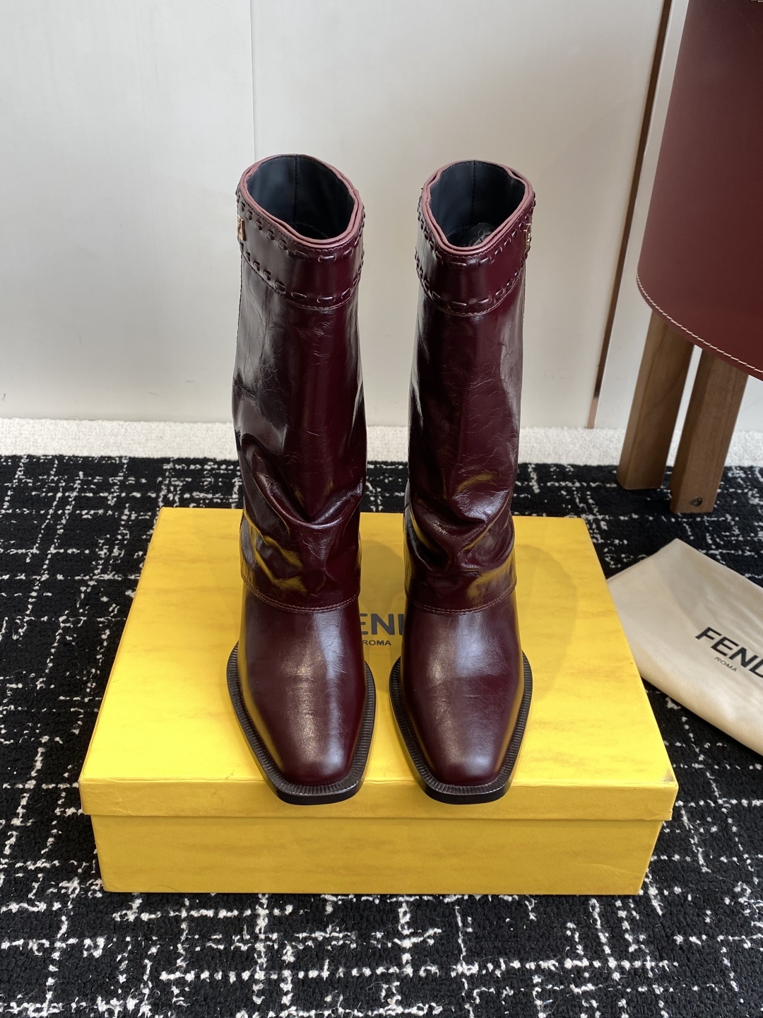 🆕25ss Fendi 木纹粗跟裤筒靴/方头靴Fendi 认清包装高配版本,低端勿比。
芬迪𝗙𝗘𝗡𝗗𝗜.