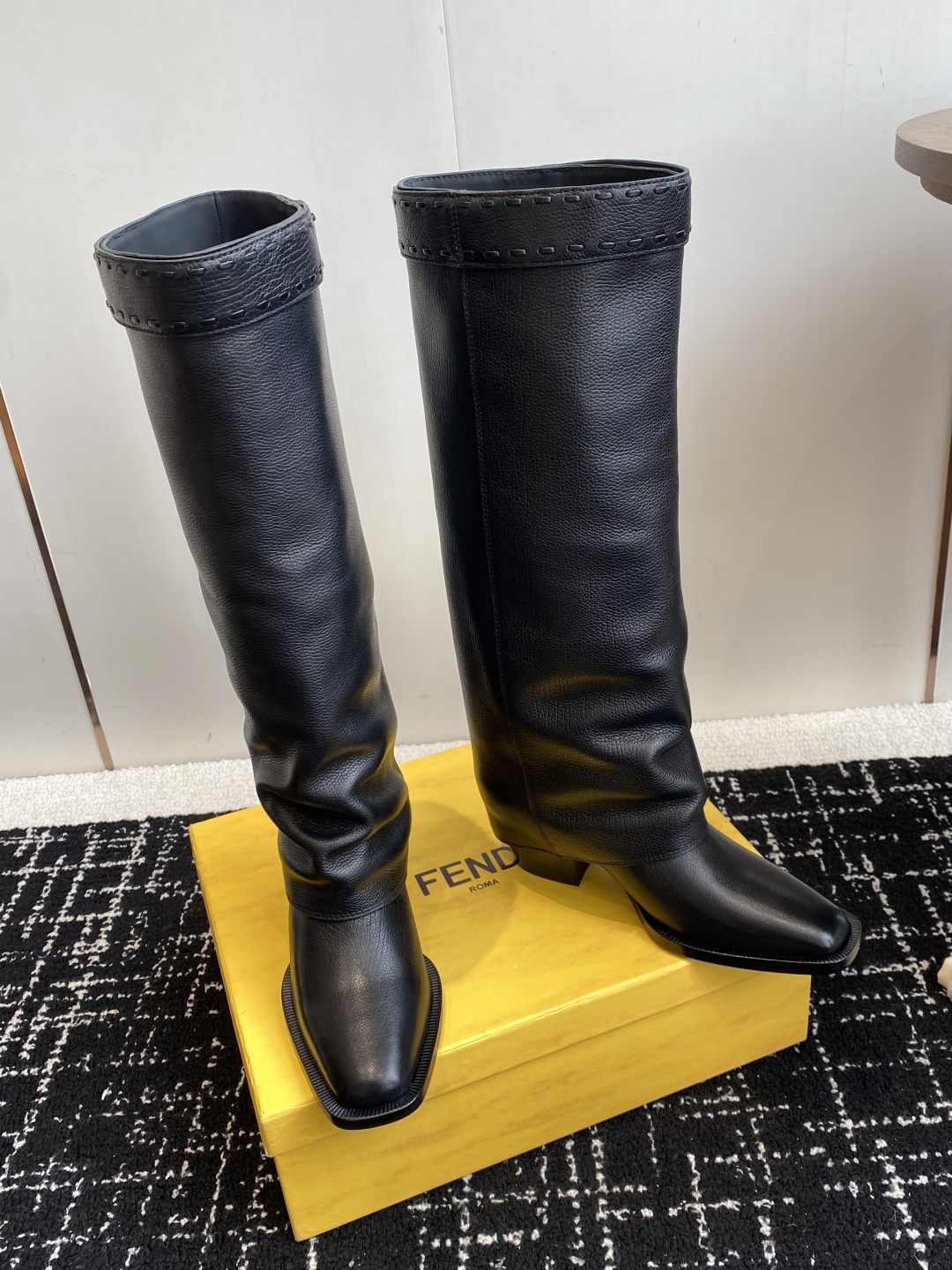 🆕25ss Fendi 木纹粗跟裤筒靴/方头靴Fendi 认清包装高配版本,低端勿比。
芬迪𝗙𝗘𝗡𝗗𝗜.