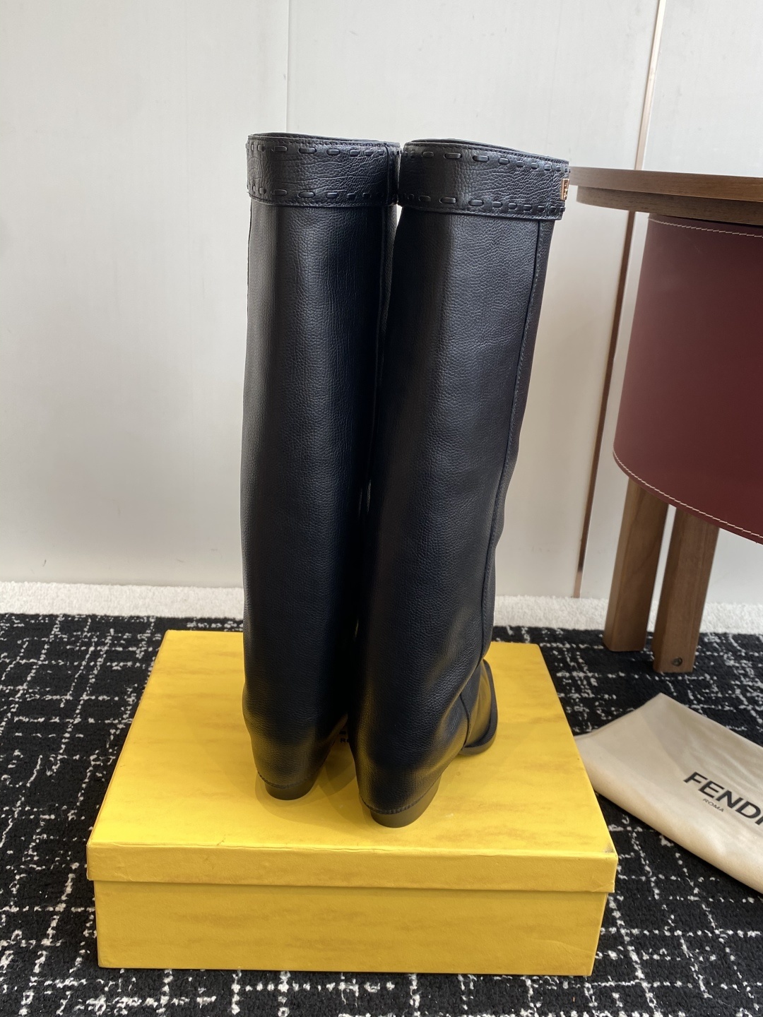 🆕25ss Fendi 木纹粗跟裤筒靴/方头靴Fendi 认清包装高配版本,低端勿比。
芬迪𝗙𝗘𝗡𝗗𝗜.