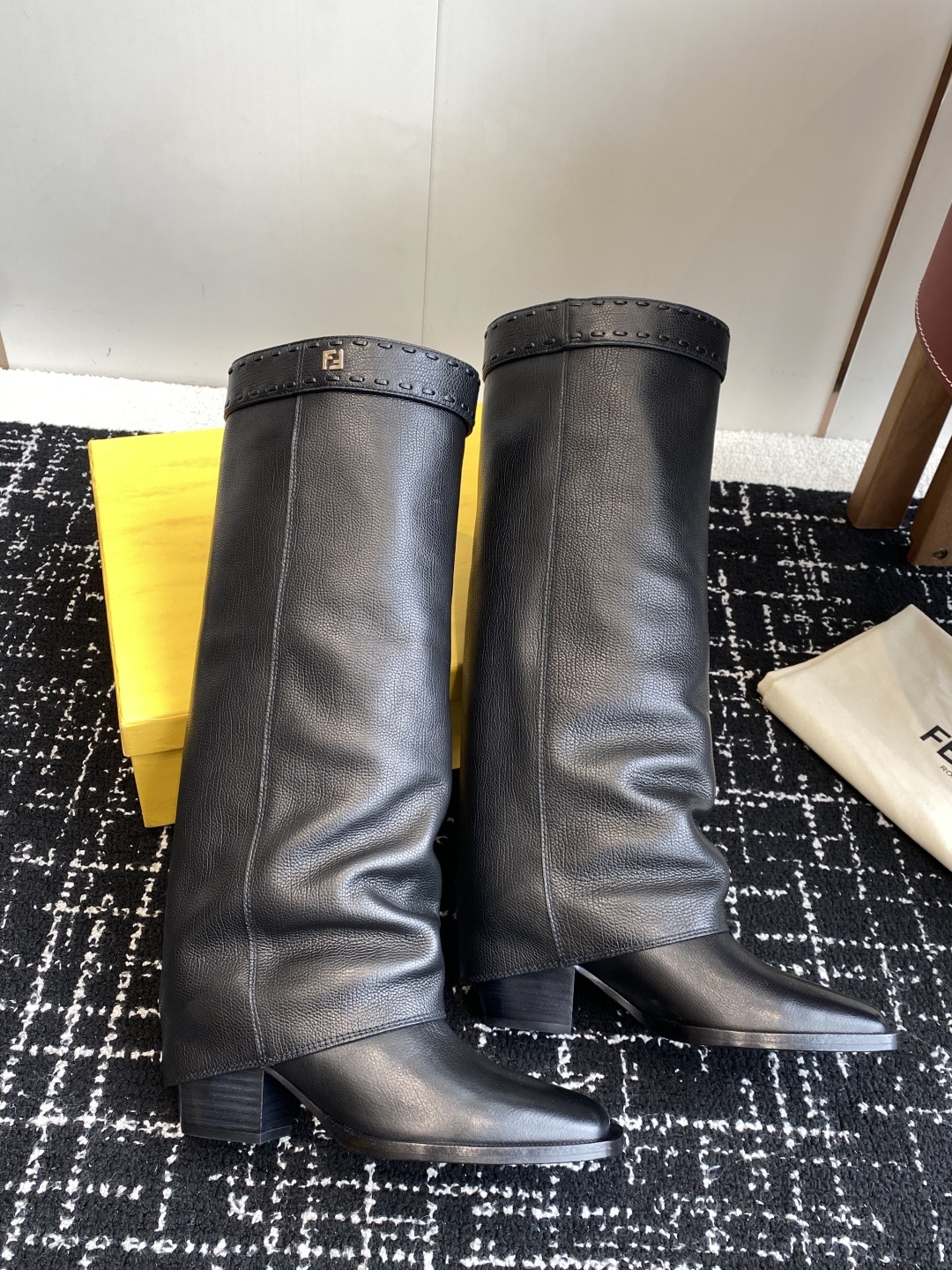 🆕25ss Fendi 木纹粗跟裤筒靴/方头靴Fendi 认清包装高配版本,低端勿比。
芬迪𝗙𝗘𝗡𝗗𝗜.