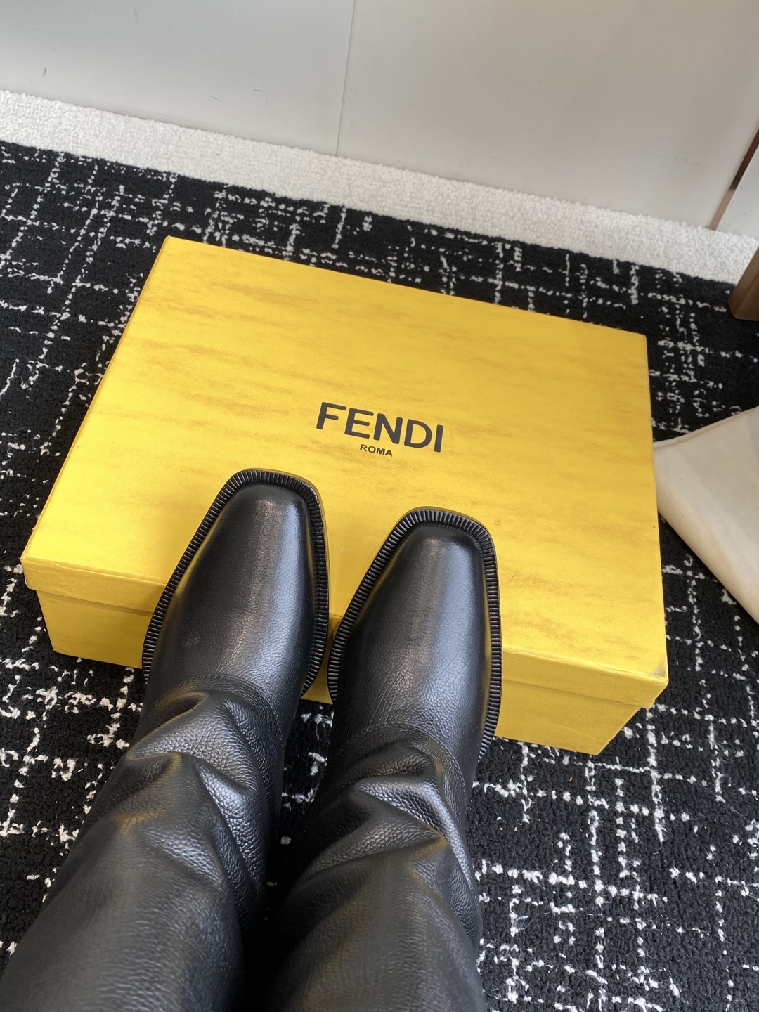 🆕25ss Fendi 木纹粗跟裤筒靴/方头靴Fendi 认清包装高配版本,低端勿比。
芬迪𝗙𝗘𝗡𝗗𝗜.