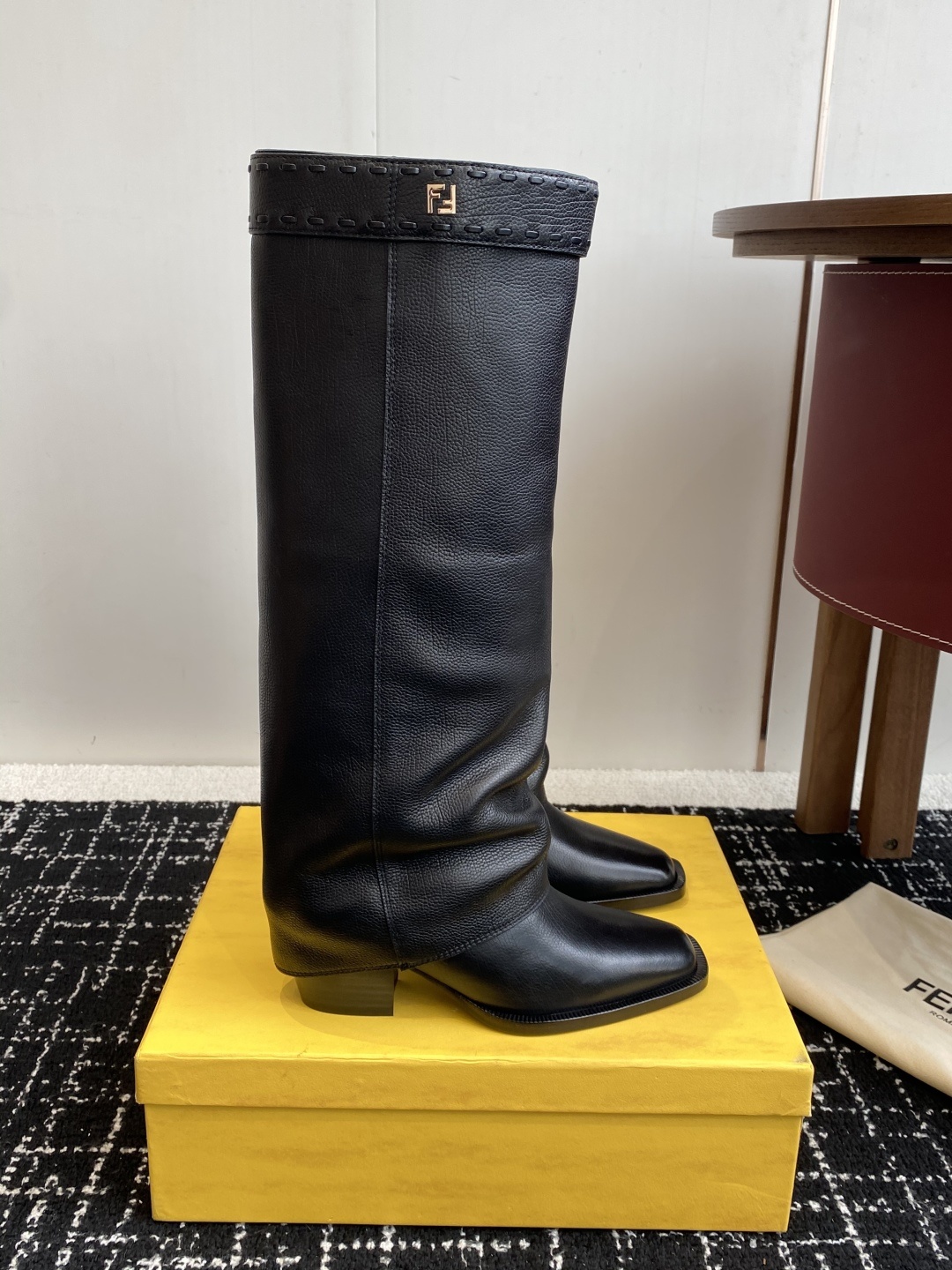 🆕25ss Fendi 木纹粗跟裤筒靴/方头靴Fendi 认清包装高配版本,低端勿比。
芬迪𝗙𝗘𝗡𝗗𝗜.