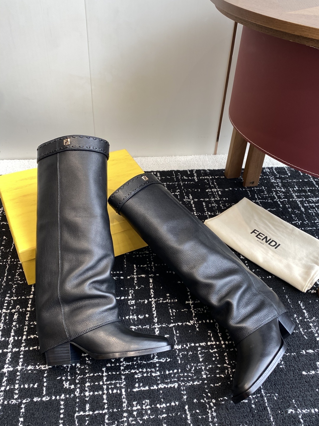 🆕25ss Fendi 木纹粗跟裤筒靴/方头靴Fendi 认清包装高配版本,低端勿比。
芬迪𝗙𝗘𝗡𝗗𝗜.
