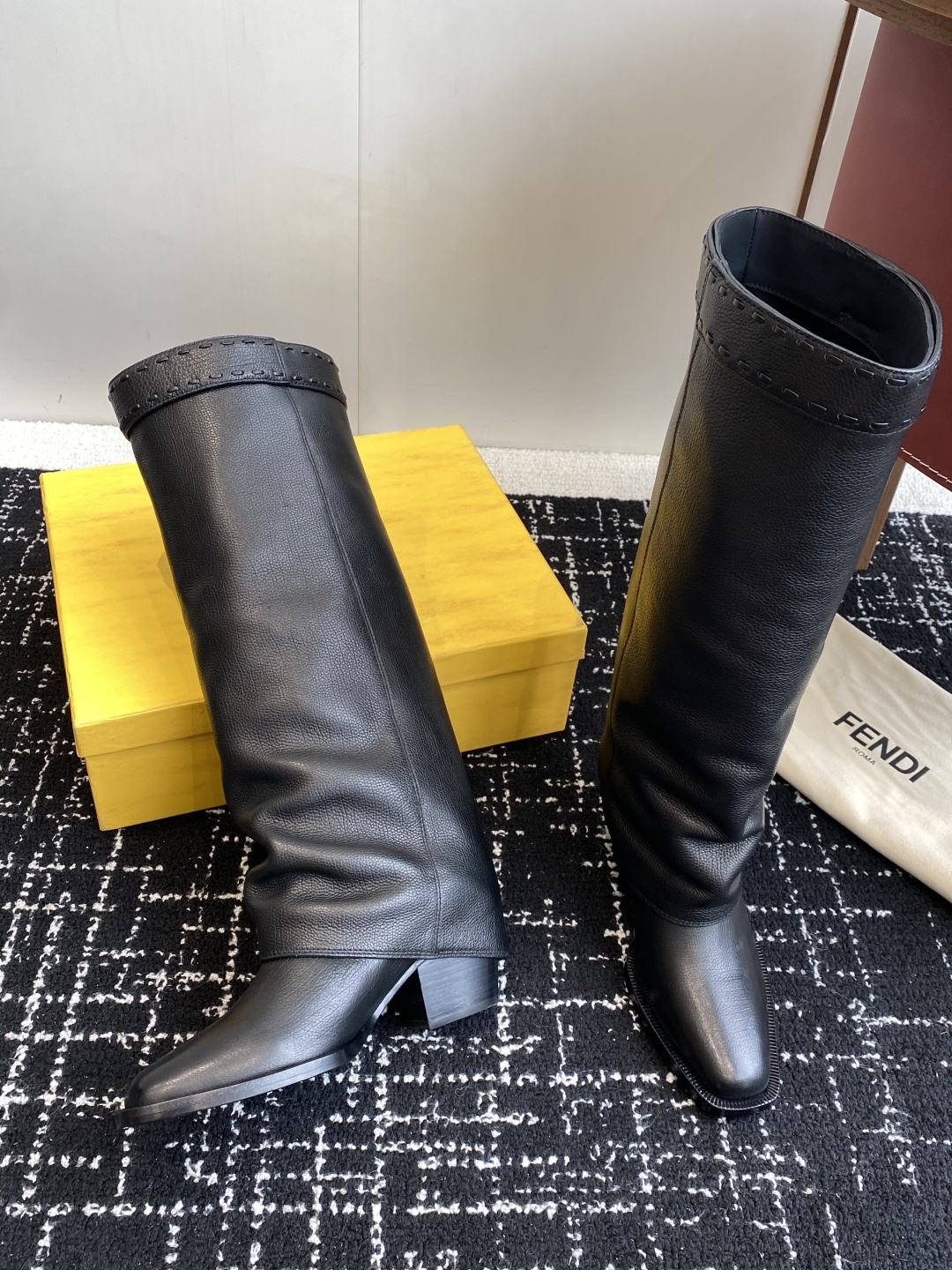 🆕25ss Fendi 木纹粗跟裤筒靴/方头靴Fendi 认清包装高配版本,低端勿比。
芬迪𝗙𝗘𝗡𝗗𝗜.