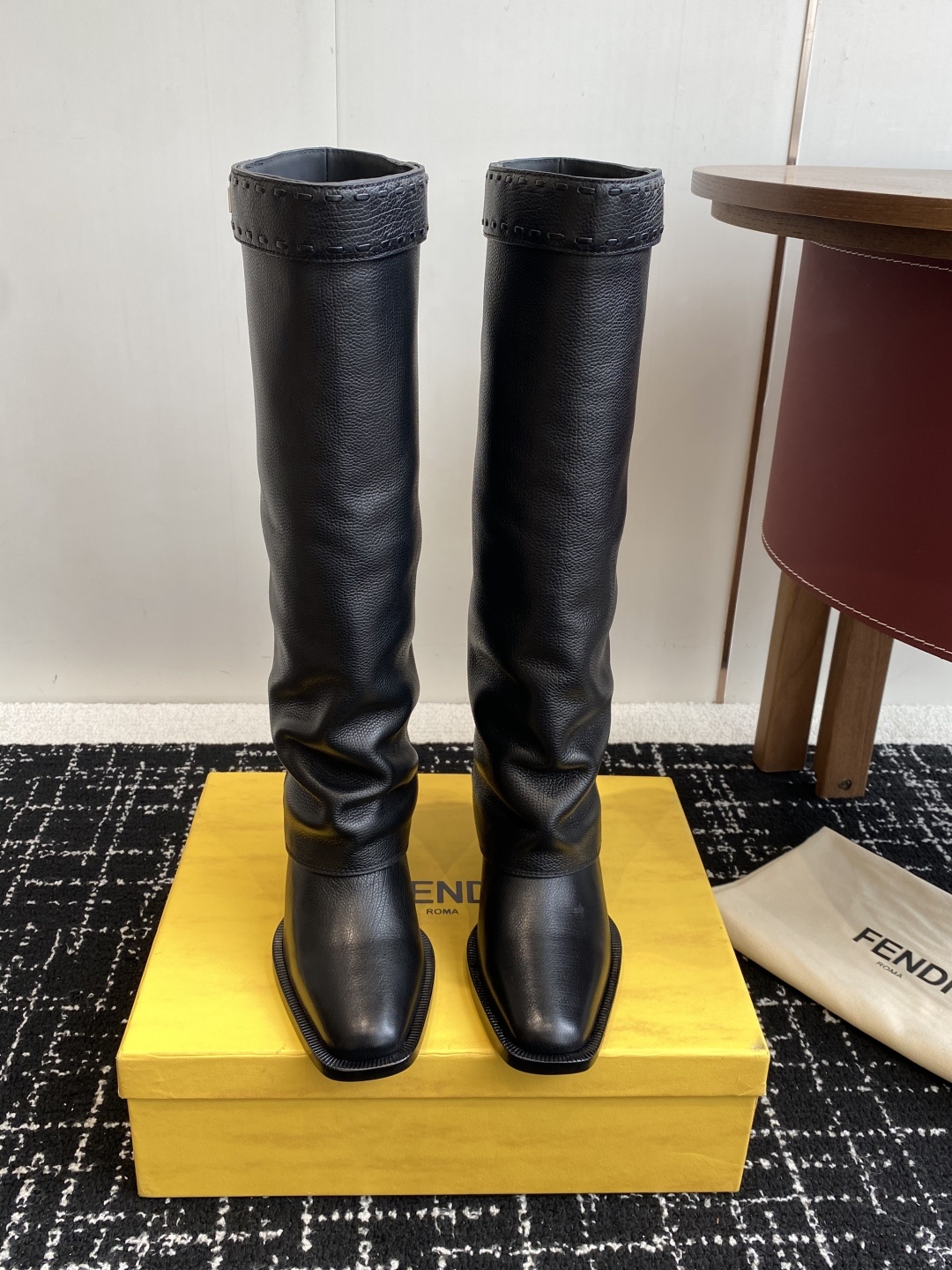 🆕25ss Fendi 木纹粗跟裤筒靴/方头靴Fendi 认清包装高配版本,低端勿比。
芬迪𝗙𝗘𝗡𝗗𝗜.