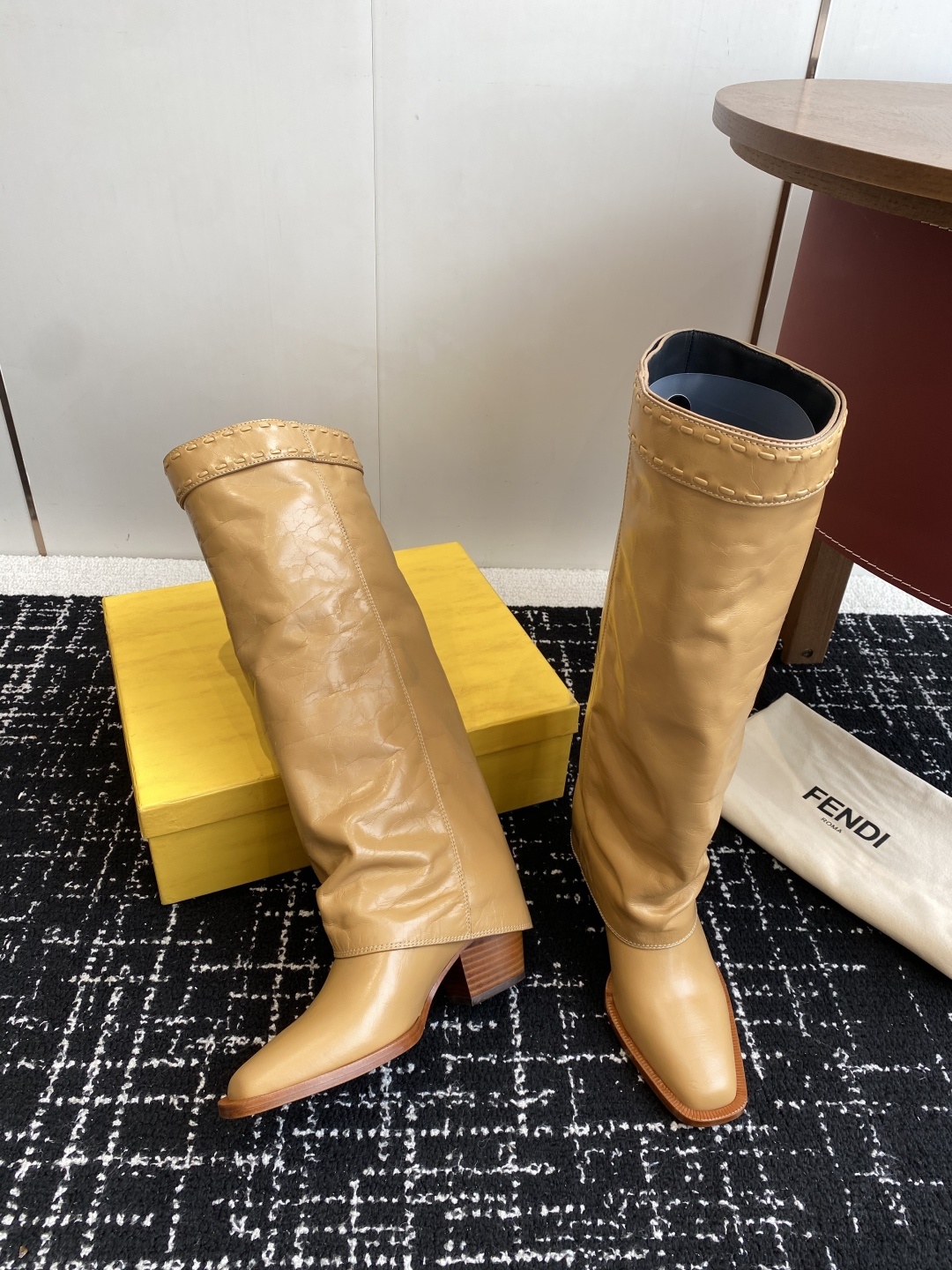 🆕25ss Fendi 木纹粗跟裤筒靴/方头靴Fendi 认清包装高配版本,低端勿比。
芬迪𝗙𝗘𝗡𝗗𝗜.