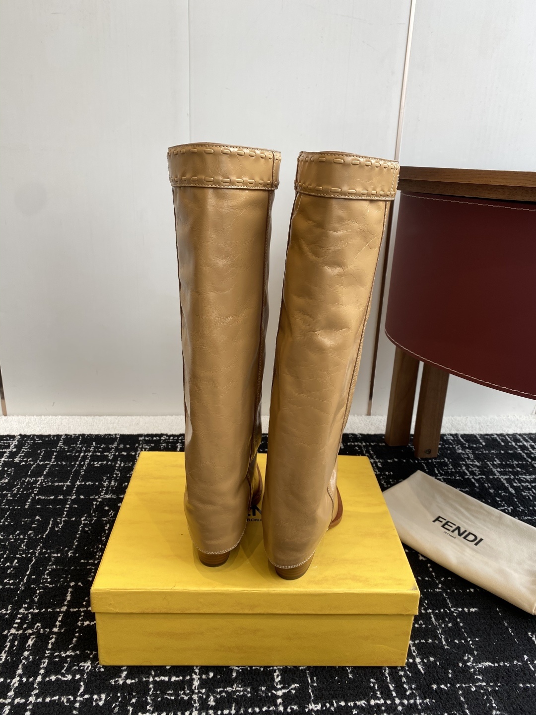 🆕25ss Fendi 木纹粗跟裤筒靴/方头靴Fendi 认清包装高配版本,低端勿比。
芬迪𝗙𝗘𝗡𝗗𝗜.