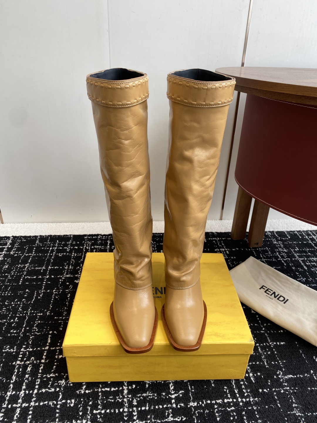 🆕25ss Fendi 木纹粗跟裤筒靴/方头靴Fendi 认清包装高配版本,低端勿比。
芬迪𝗙𝗘𝗡𝗗𝗜.