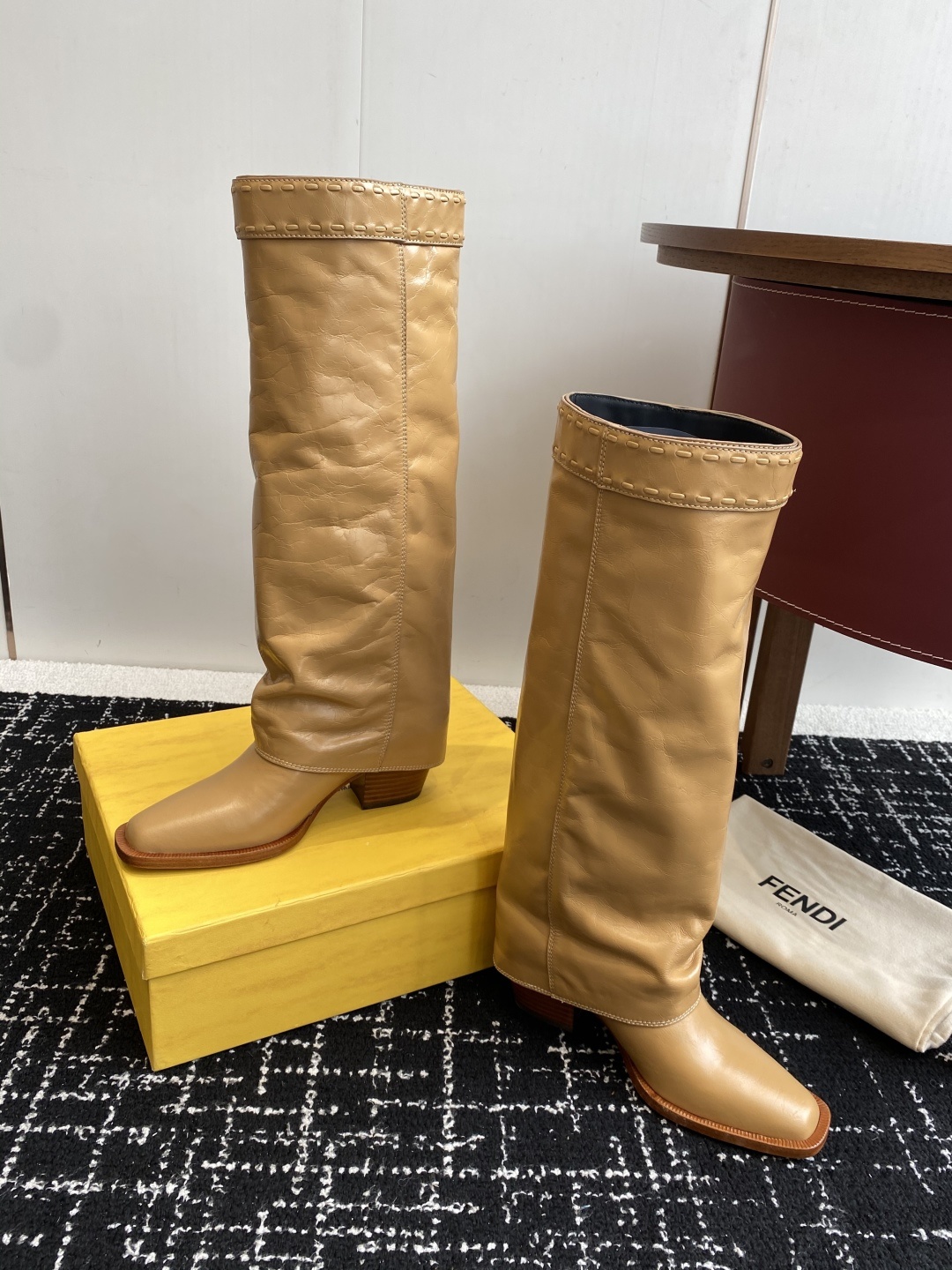 🆕25ss Fendi 木纹粗跟裤筒靴/方头靴Fendi 认清包装高配版本,低端勿比。
芬迪𝗙𝗘𝗡𝗗𝗜.