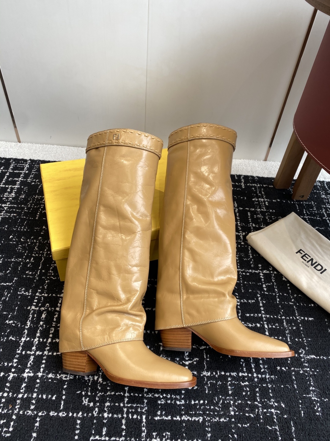 🆕25ss Fendi 木纹粗跟裤筒靴/方头靴Fendi 认清包装高配版本,低端勿比。
芬迪𝗙𝗘𝗡𝗗𝗜.