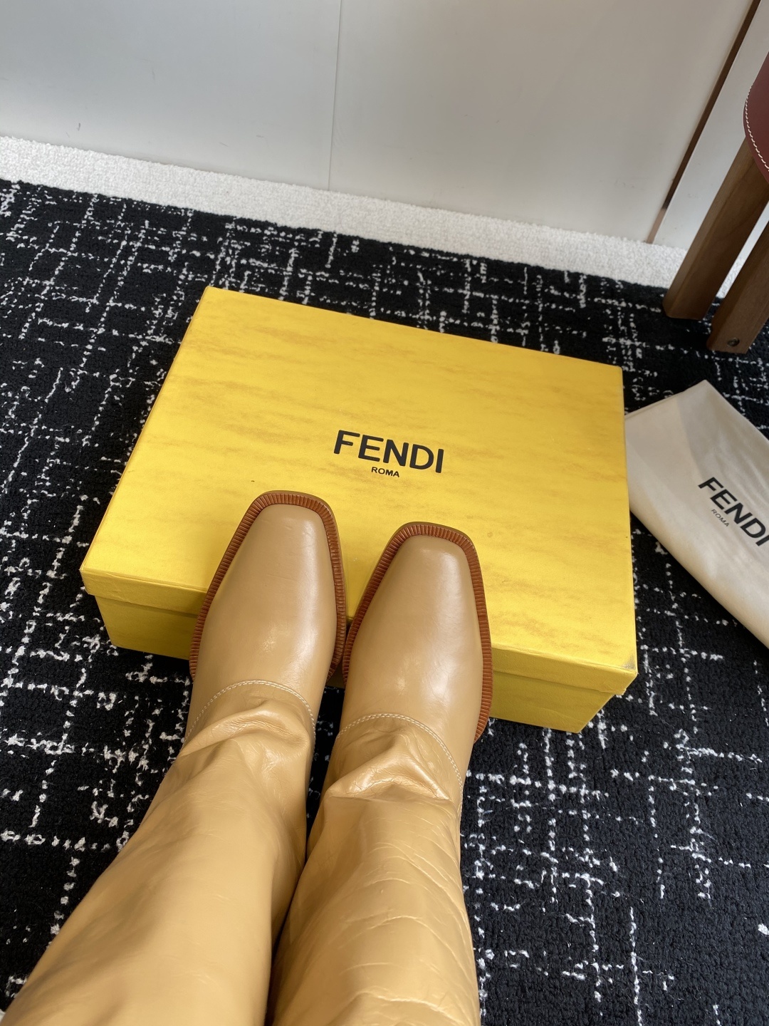 🆕25ss Fendi 木纹粗跟裤筒靴/方头靴Fendi 认清包装高配版本,低端勿比。
芬迪𝗙𝗘𝗡𝗗𝗜.