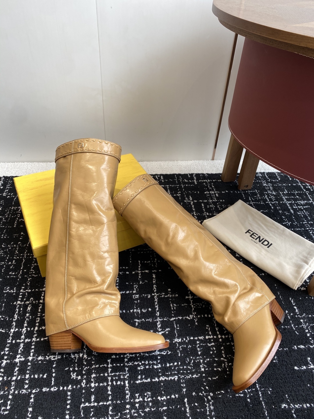 🆕25ss Fendi 木纹粗跟裤筒靴/方头靴Fendi 认清包装高配版本,低端勿比。
芬迪𝗙𝗘𝗡𝗗𝗜.