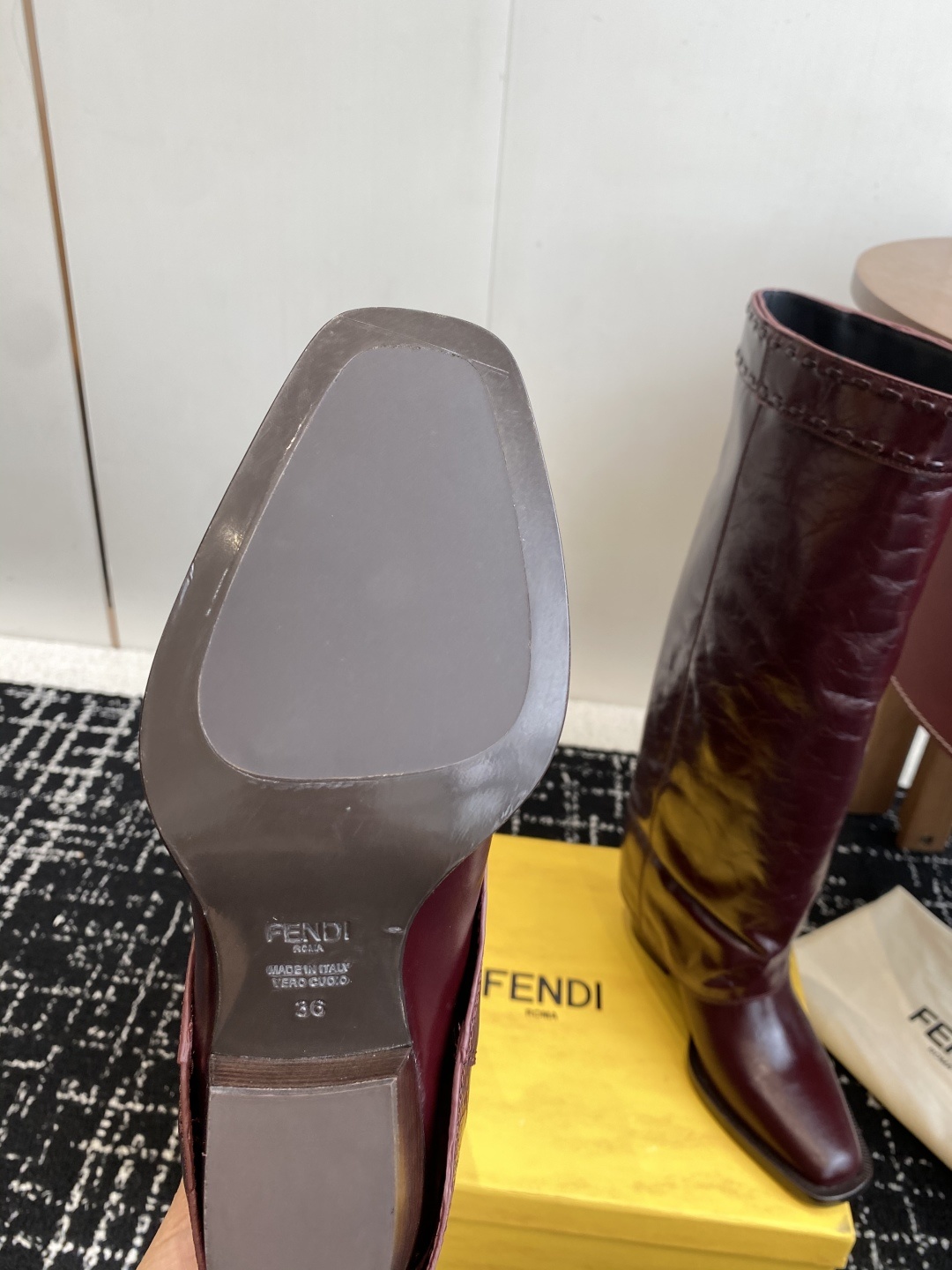 🆕25ss Fendi 木纹粗跟裤筒靴/方头靴Fendi 认清包装高配版本,低端勿比。
芬迪𝗙𝗘𝗡𝗗𝗜.