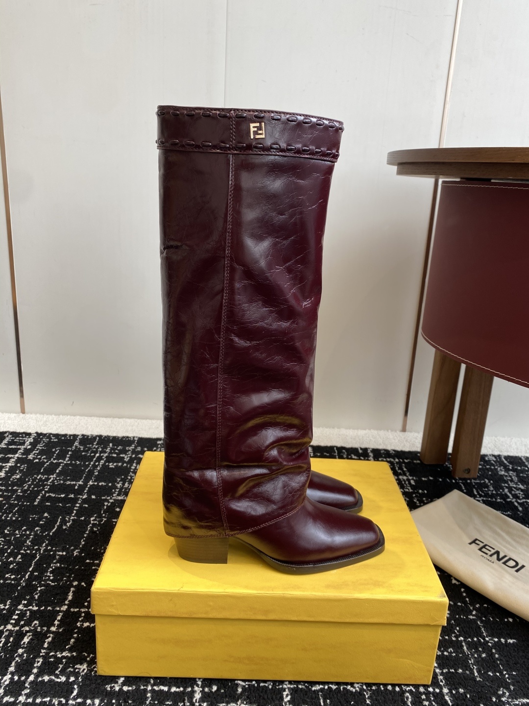 🆕25ss Fendi 木纹粗跟裤筒靴/方头靴Fendi 认清包装高配版本,低端勿比。
芬迪𝗙𝗘𝗡𝗗𝗜.