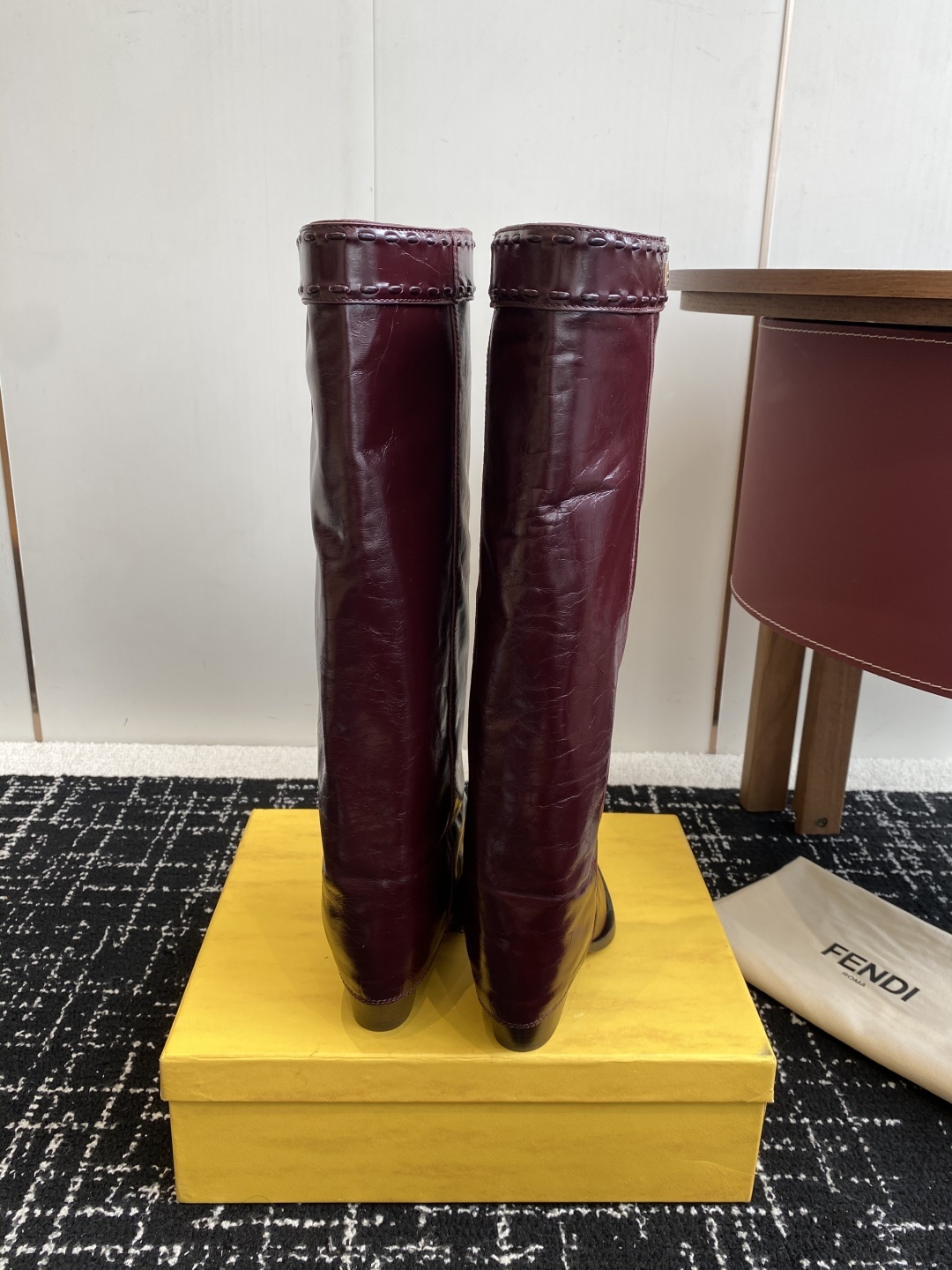 🆕25ss Fendi 木纹粗跟裤筒靴/方头靴Fendi 认清包装高配版本,低端勿比。
芬迪𝗙𝗘𝗡𝗗𝗜.