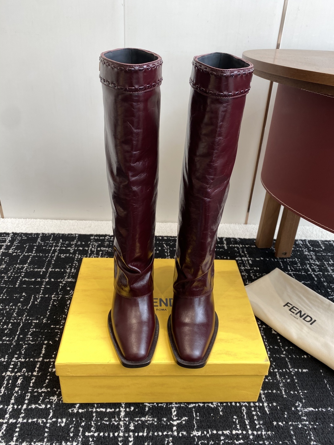 🆕25ss Fendi 木纹粗跟裤筒靴/方头靴Fendi 认清包装高配版本,低端勿比。
芬迪𝗙𝗘𝗡𝗗𝗜.