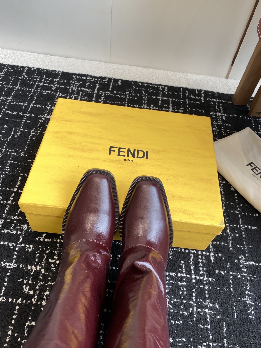 🆕25ss Fendi 木纹粗跟裤筒靴/方头靴Fendi 认清包装高配版本,低端勿比。
芬迪𝗙𝗘𝗡𝗗𝗜.