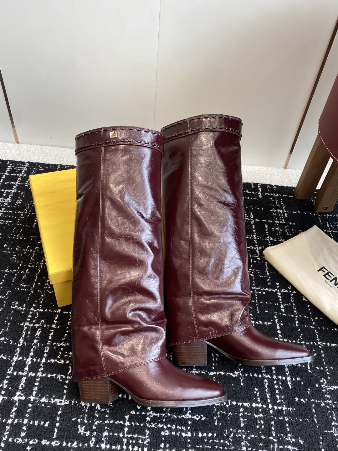 🆕25ss Fendi 木纹粗跟裤筒靴/方头靴Fendi 认清包装高配版本,低端勿比。
芬迪𝗙𝗘𝗡𝗗𝗜.