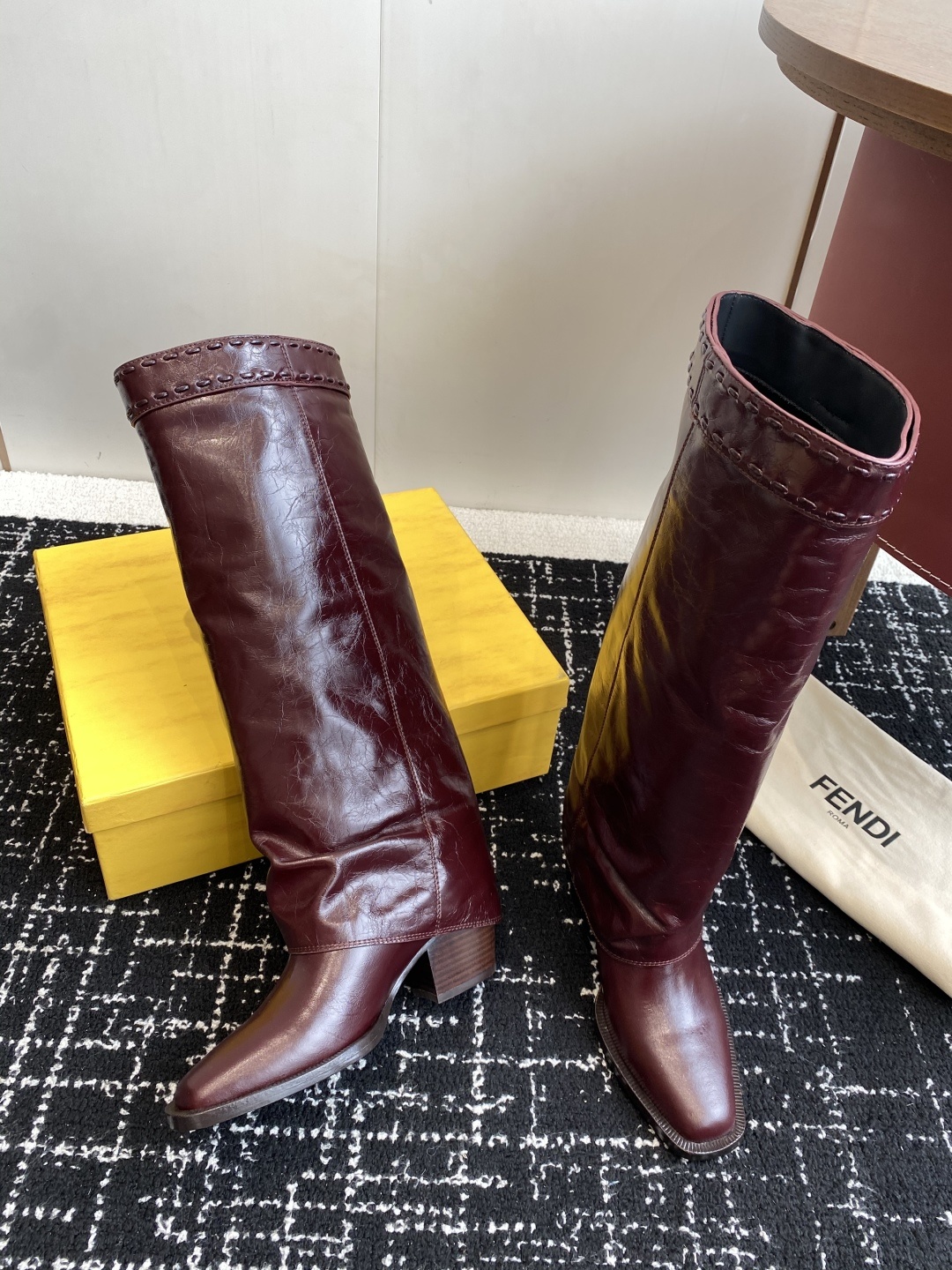 🆕25ss Fendi 木纹粗跟裤筒靴/方头靴Fendi 认清包装高配版本,低端勿比。
芬迪𝗙𝗘𝗡𝗗𝗜.