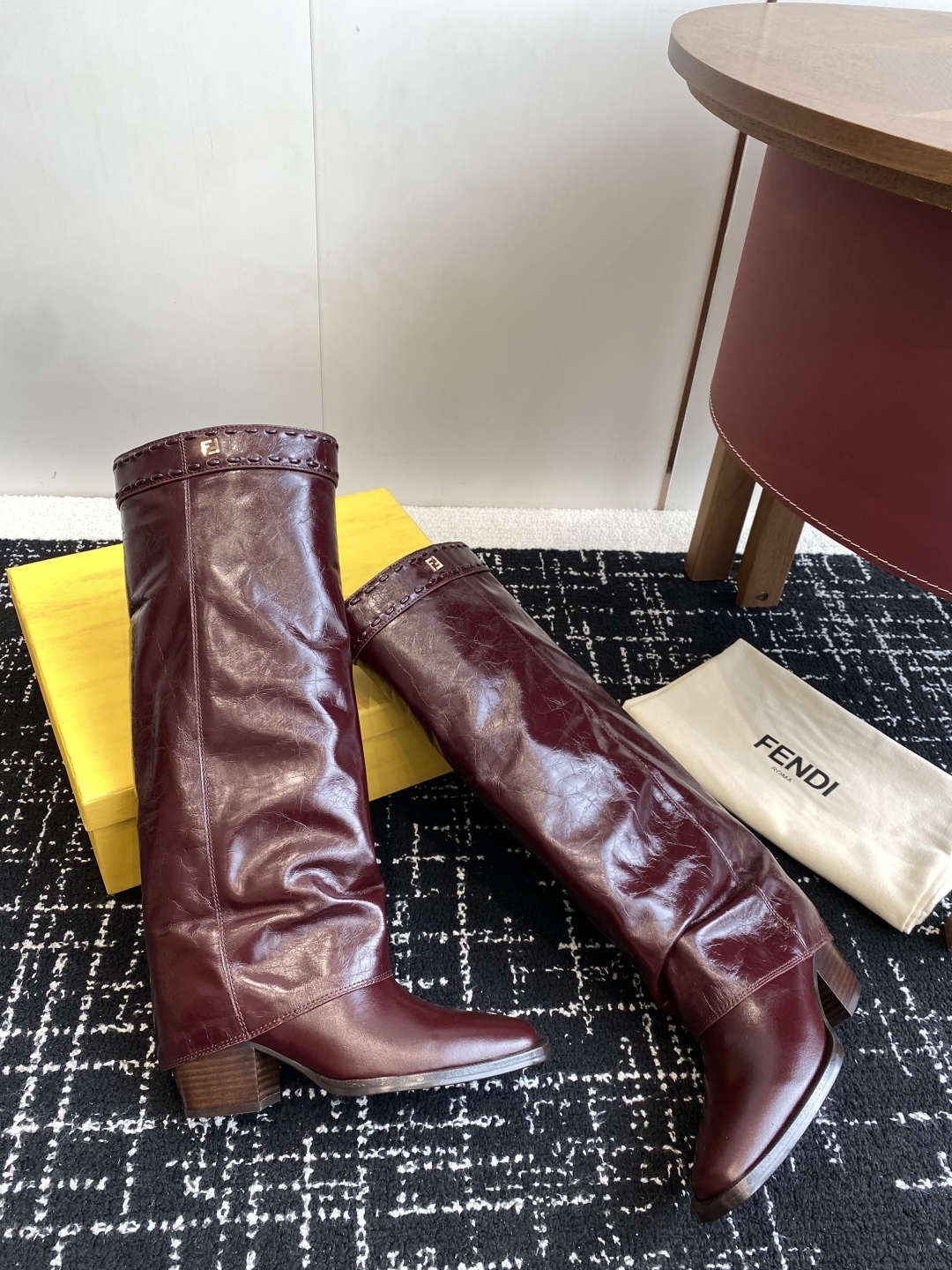 🆕25ss Fendi 木纹粗跟裤筒靴/方头靴Fendi 认清包装高配版本,低端勿比。
芬迪𝗙𝗘𝗡𝗗𝗜.