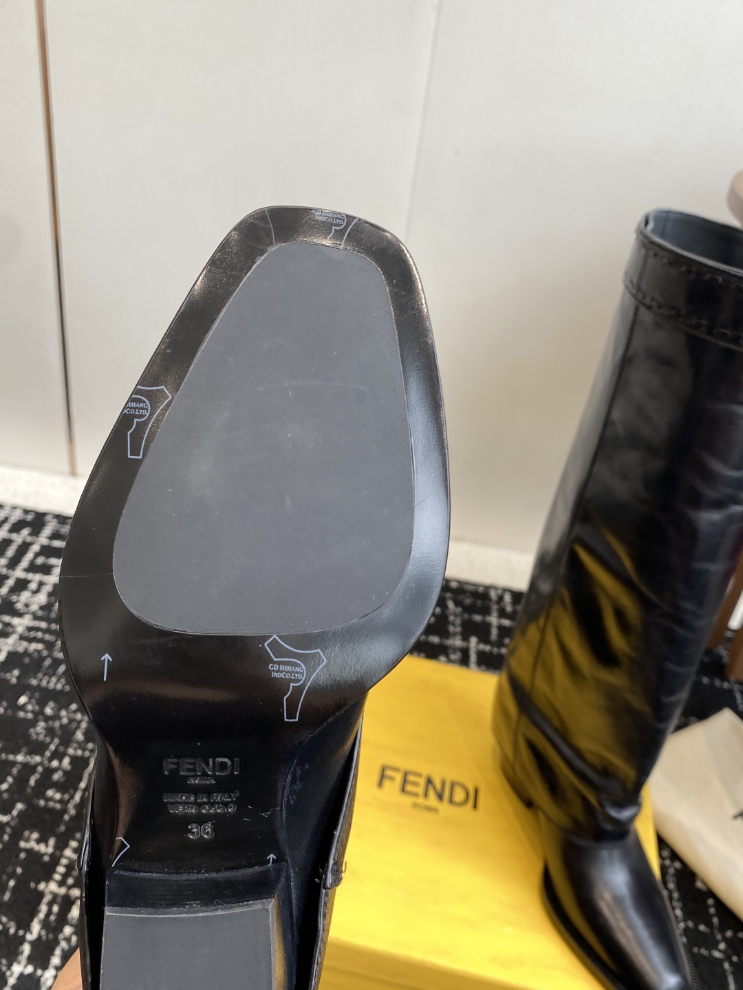 🆕25ss Fendi 木纹粗跟裤筒靴/方头靴Fendi 认清包装高配版本,低端勿比。
芬迪𝗙𝗘𝗡𝗗𝗜.