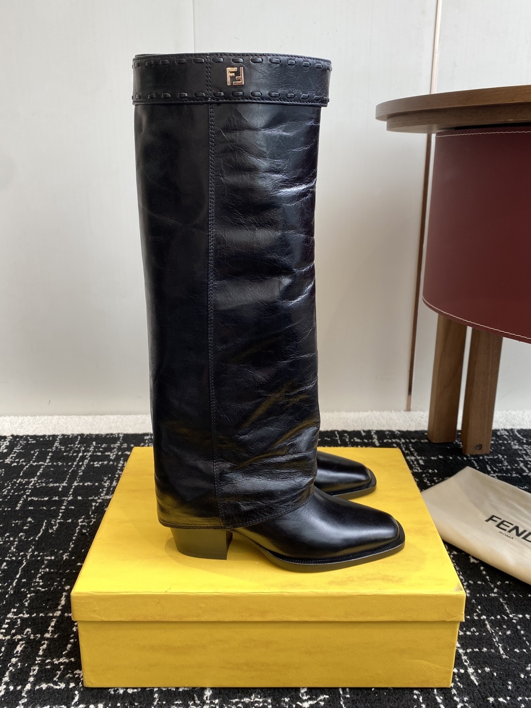 🆕25ss Fendi 木纹粗跟裤筒靴/方头靴Fendi 认清包装高配版本,低端勿比。
芬迪𝗙𝗘𝗡𝗗𝗜.