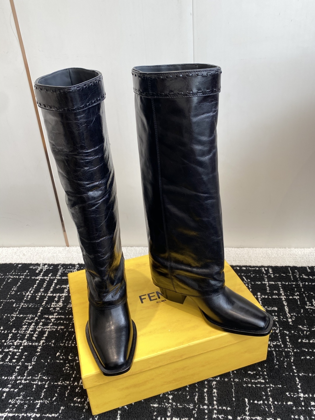 🆕25ss Fendi 木纹粗跟裤筒靴/方头靴Fendi 认清包装高配版本,低端勿比。
芬迪𝗙𝗘𝗡𝗗𝗜.