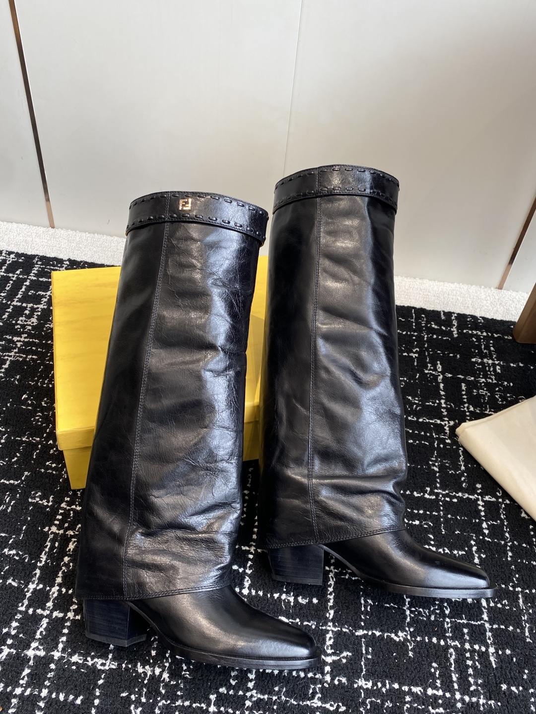 🆕25ss Fendi 木纹粗跟裤筒靴/方头靴Fendi 认清包装高配版本,低端勿比。
芬迪𝗙𝗘𝗡𝗗𝗜.