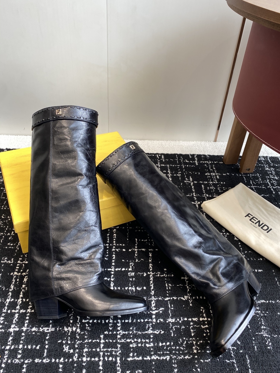 🆕25ss Fendi 木纹粗跟裤筒靴/方头靴Fendi 认清包装高配版本,低端勿比。
芬迪𝗙𝗘𝗡𝗗𝗜.