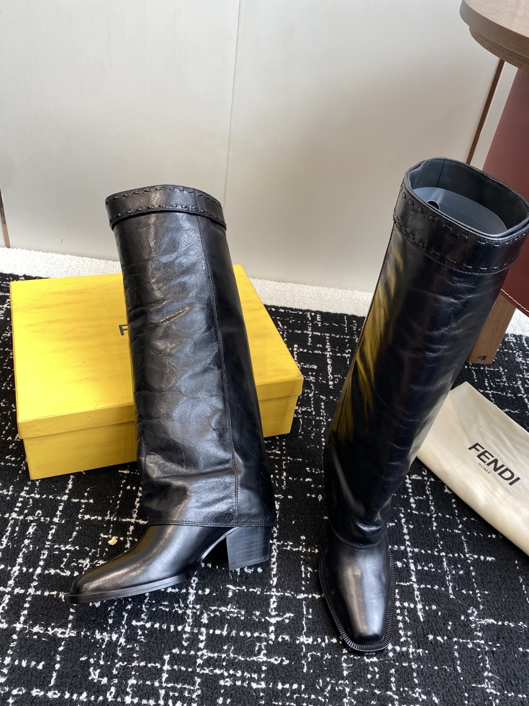 🆕25ss Fendi 木纹粗跟裤筒靴/方头靴Fendi 认清包装高配版本,低端勿比。
芬迪𝗙𝗘𝗡𝗗𝗜.