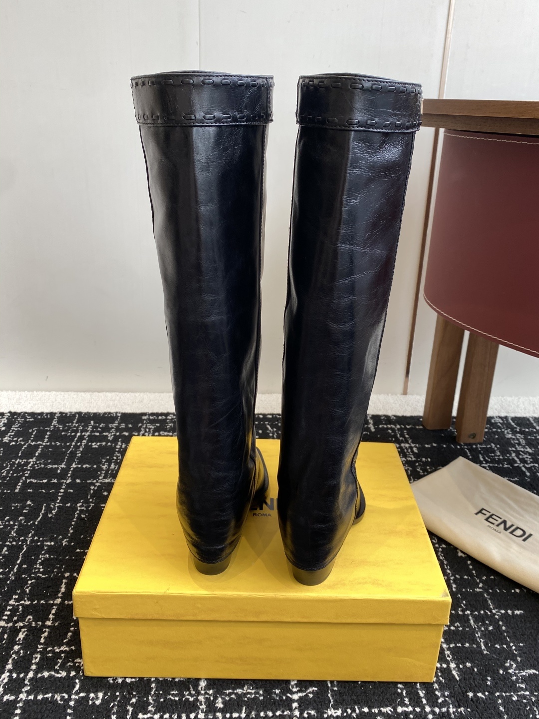 🆕25ss Fendi 木纹粗跟裤筒靴/方头靴Fendi 认清包装高配版本,低端勿比。
芬迪𝗙𝗘𝗡𝗗𝗜.