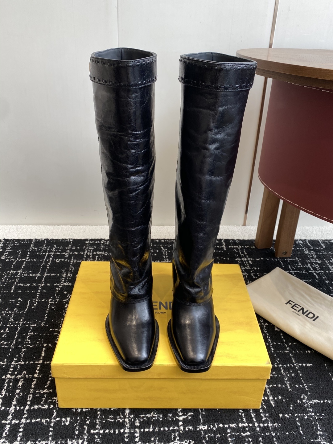 🆕25ss Fendi 木纹粗跟裤筒靴/方头靴Fendi 认清包装高配版本,低端勿比。
芬迪𝗙𝗘𝗡𝗗𝗜.