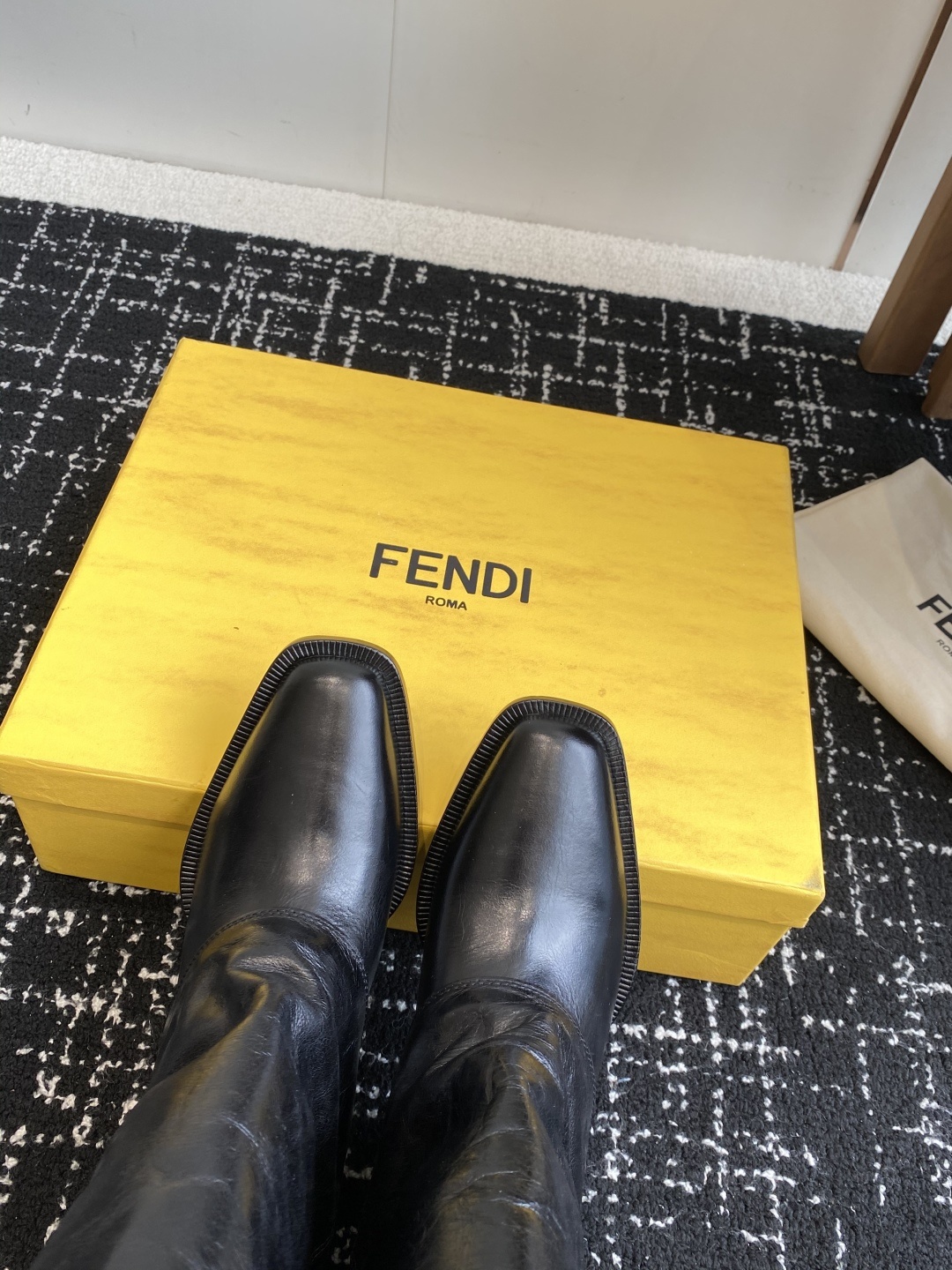 🆕25ss Fendi 木纹粗跟裤筒靴/方头靴Fendi 认清包装高配版本,低端勿比。
芬迪𝗙𝗘𝗡𝗗𝗜.