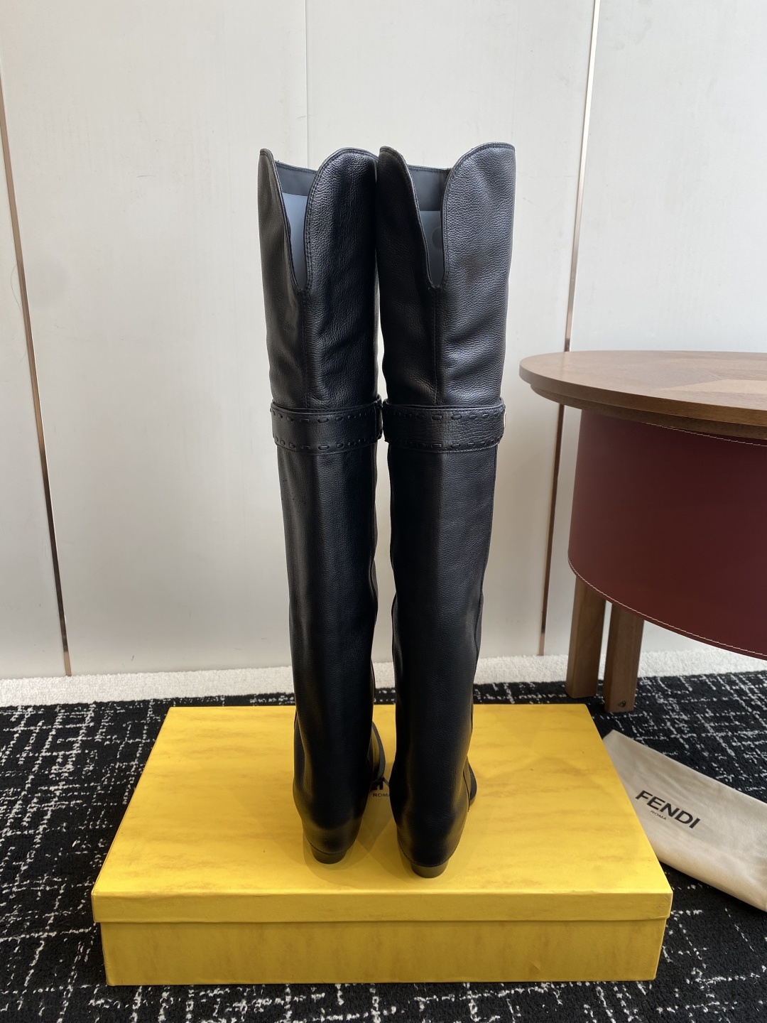 🆕25ss Fendi 木纹粗跟裤筒靴/方头靴Fendi 认清包装高配版本,低端勿比。
芬迪𝗙𝗘𝗡𝗗𝗜.