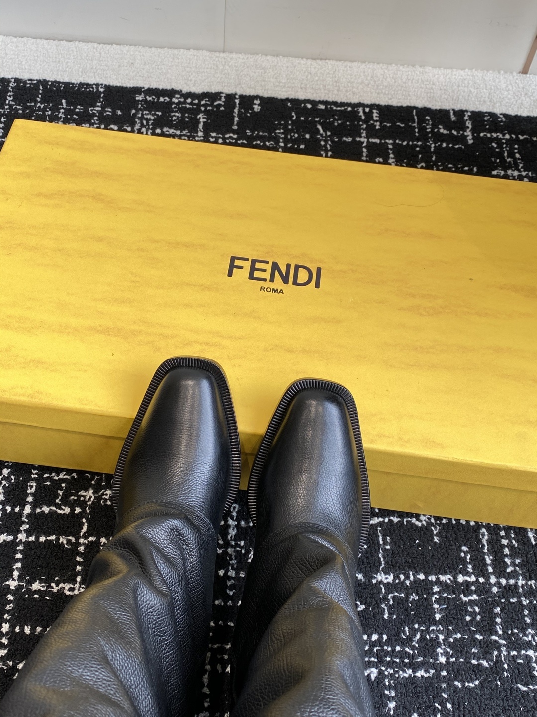 🆕25ss Fendi 木纹粗跟裤筒靴/方头靴Fendi 认清包装高配版本,低端勿比。
芬迪𝗙𝗘𝗡𝗗𝗜.