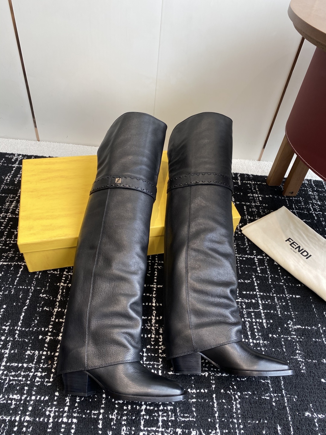 🆕25ss Fendi 木纹粗跟裤筒靴/方头靴Fendi 认清包装高配版本,低端勿比。
芬迪𝗙𝗘𝗡𝗗𝗜.