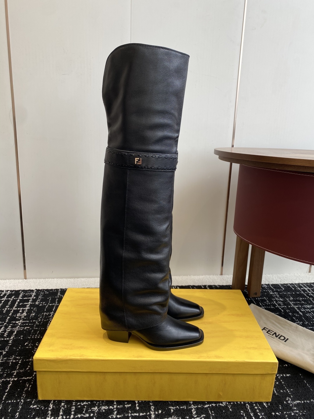 🆕25ss Fendi 木纹粗跟裤筒靴/方头靴Fendi 认清包装高配版本,低端勿比。
芬迪𝗙𝗘𝗡𝗗𝗜.
