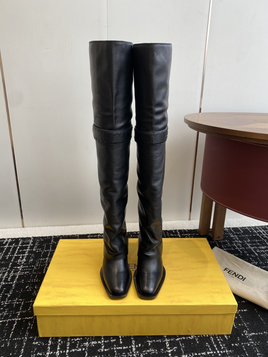 🆕25ss Fendi 木纹粗跟裤筒靴/方头靴Fendi 认清包装高配版本,低端勿比。
芬迪𝗙𝗘𝗡𝗗𝗜.