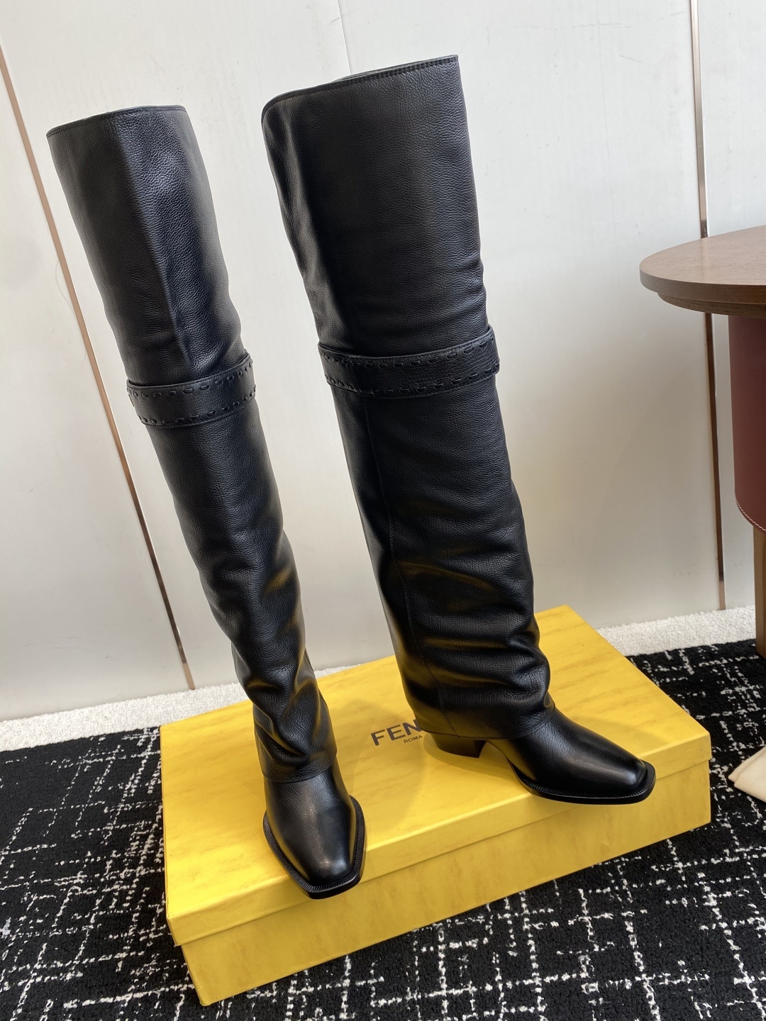 🆕25ss Fendi 木纹粗跟裤筒靴/方头靴Fendi 认清包装高配版本,低端勿比。
芬迪𝗙𝗘𝗡𝗗𝗜.
