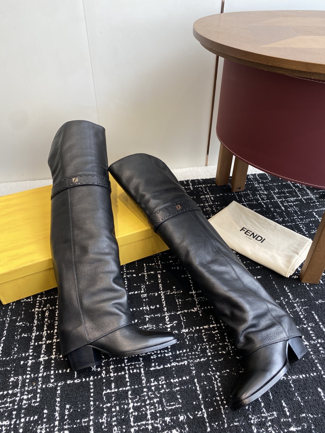 🆕25ss Fendi 木纹粗跟裤筒靴/方头靴Fendi 认清包装高配版本,低端勿比。
芬迪𝗙𝗘𝗡𝗗𝗜.