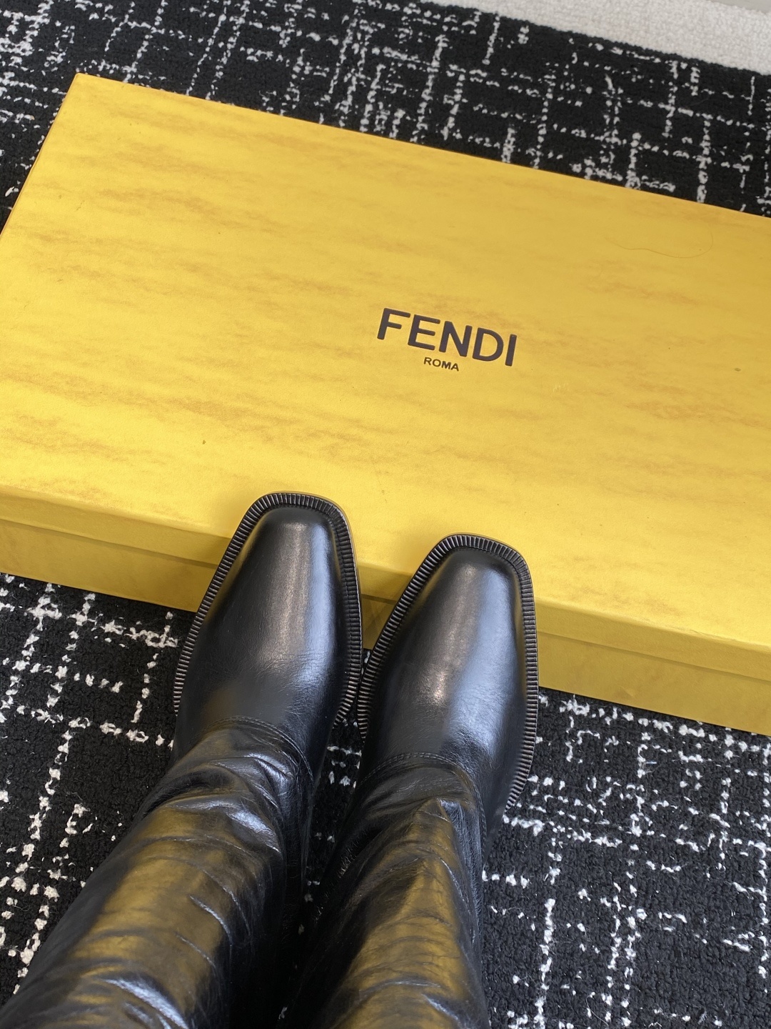 🆕25ss Fendi 木纹粗跟裤筒靴/方头靴Fendi 认清包装高配版本,低端勿比。
芬迪𝗙𝗘𝗡𝗗𝗜.