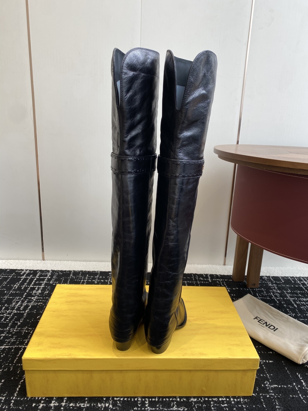 🆕25ss Fendi 木纹粗跟裤筒靴/方头靴Fendi 认清包装高配版本,低端勿比。
芬迪𝗙𝗘𝗡𝗗𝗜.