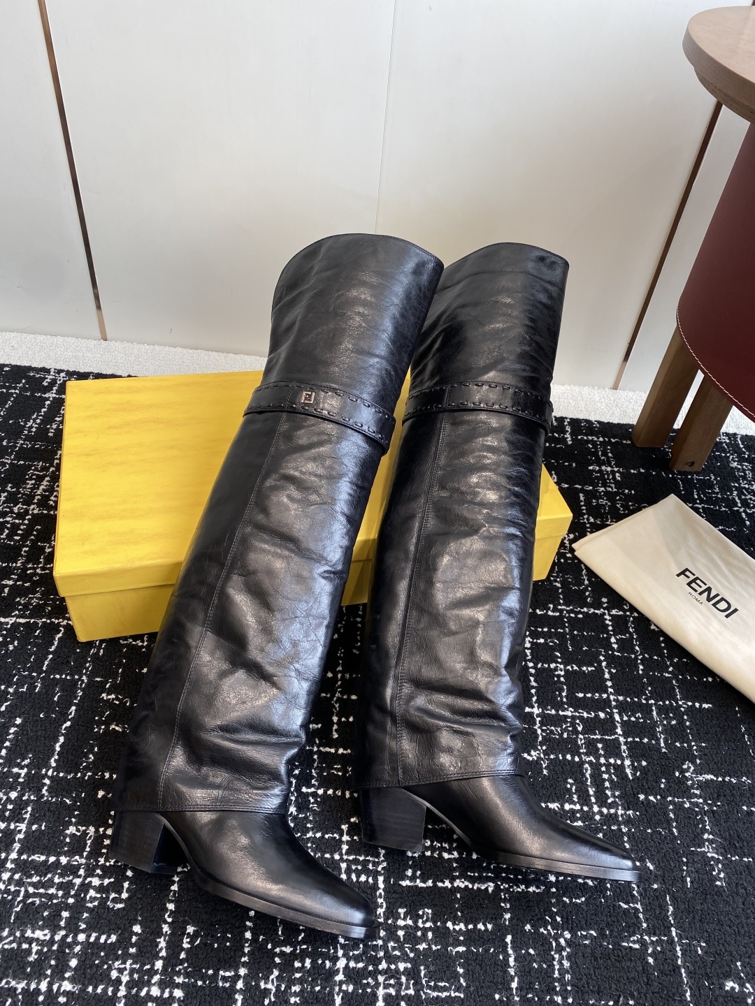 🆕25ss Fendi 木纹粗跟裤筒靴/方头靴Fendi 认清包装高配版本,低端勿比。
芬迪𝗙𝗘𝗡𝗗𝗜.