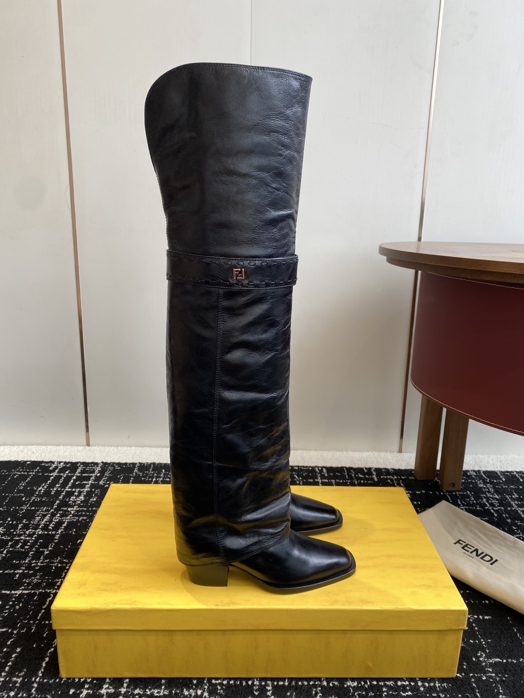 🆕25ss Fendi 木纹粗跟裤筒靴/方头靴Fendi 认清包装高配版本,低端勿比。
芬迪𝗙𝗘𝗡𝗗𝗜.