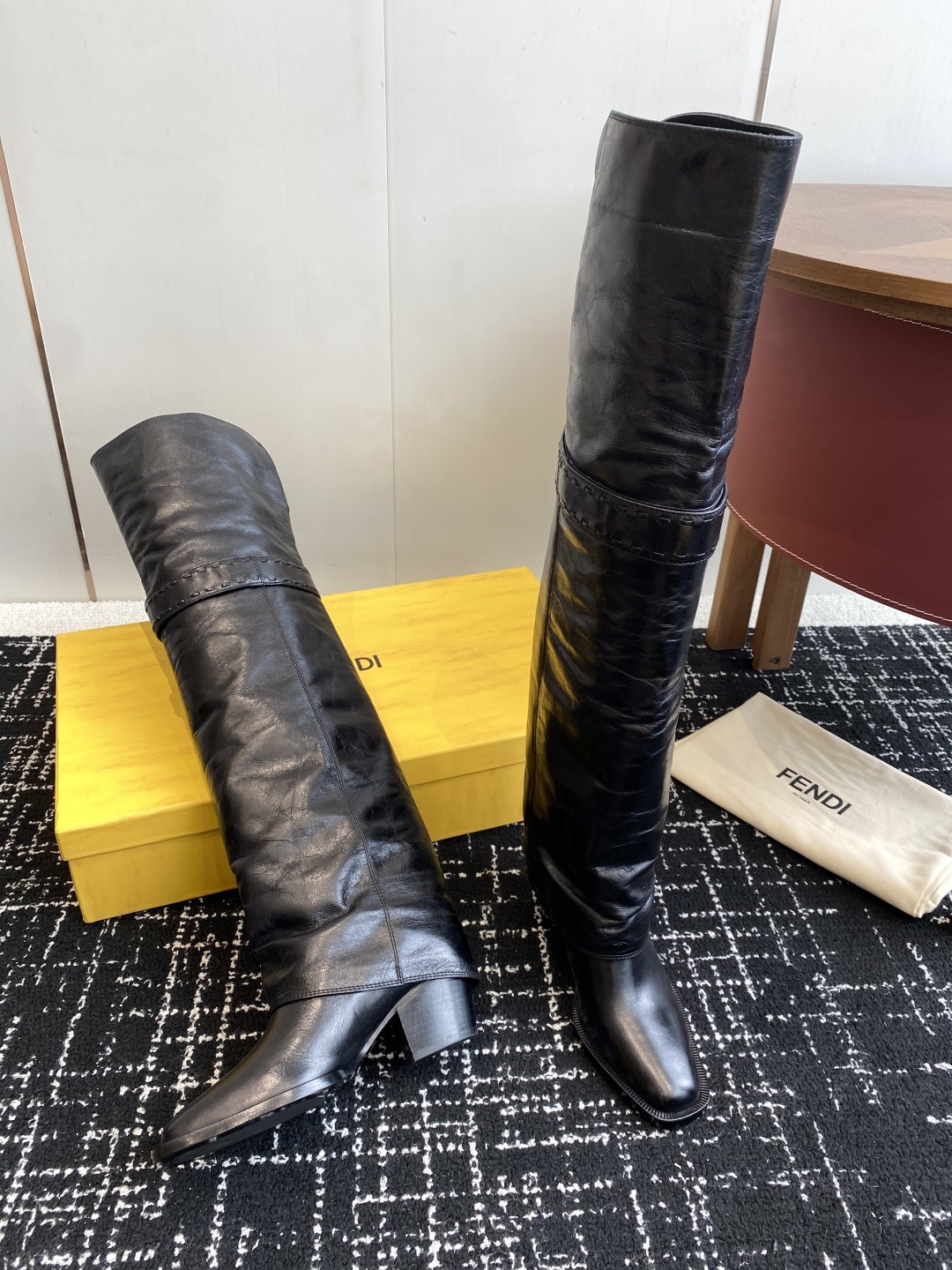 🆕25ss Fendi 木纹粗跟裤筒靴/方头靴Fendi 认清包装高配版本,低端勿比。
芬迪𝗙𝗘𝗡𝗗𝗜.
