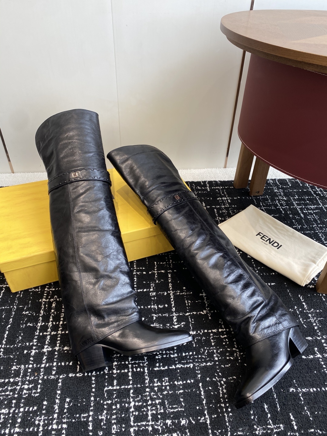 🆕25ss Fendi 木纹粗跟裤筒靴/方头靴Fendi 认清包装高配版本,低端勿比。
芬迪𝗙𝗘𝗡𝗗𝗜.